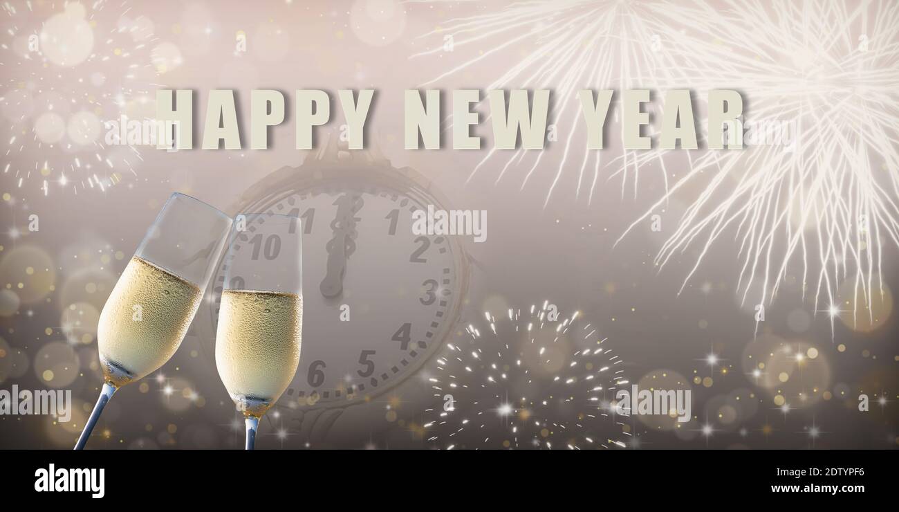 Happy New Year's Card mit zwei Gläsern Champagner auf weichem Hintergrund mit Uhr, verschwommenem Licht und Feuerwerk. Stockfoto