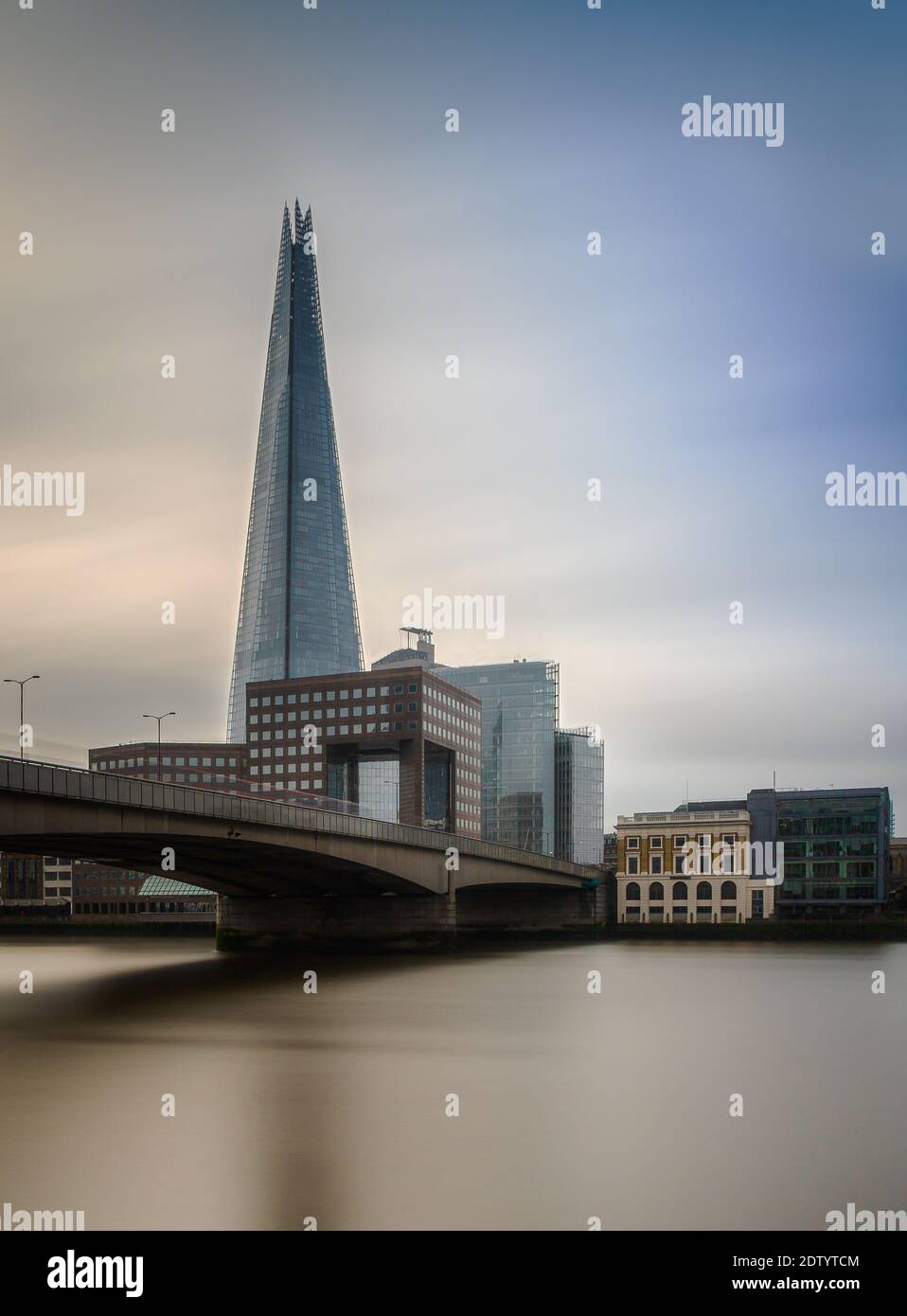 Das Shard ist ein 72-stöckiges Hochhaus in London. Es ist das höchste Gebäude in Großbritannien und hat eine Aussichtsplattform für Besucher. Stockfoto