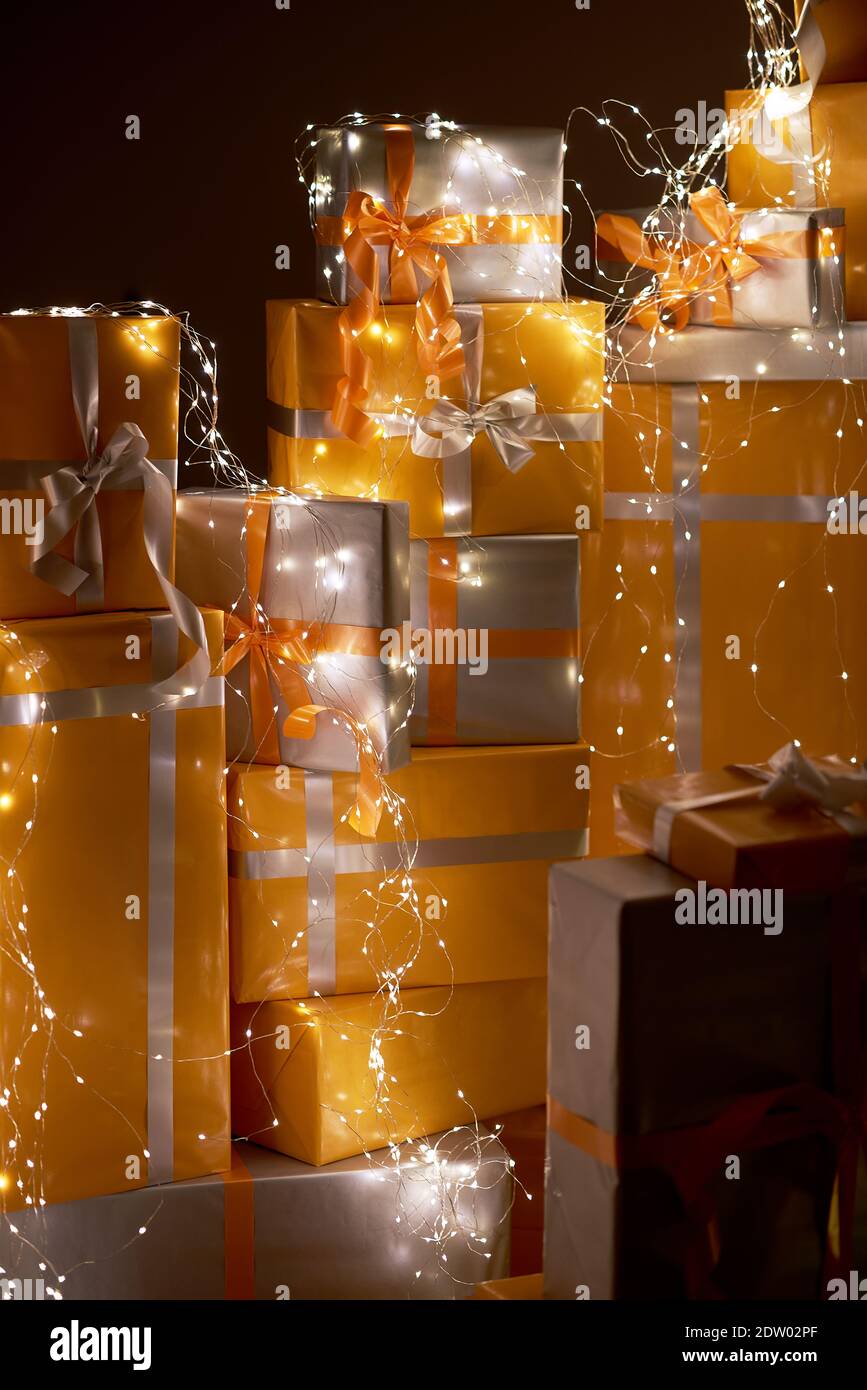 Weihnachtsgeschenke in trendiger Farbe zu Hause Stockfoto