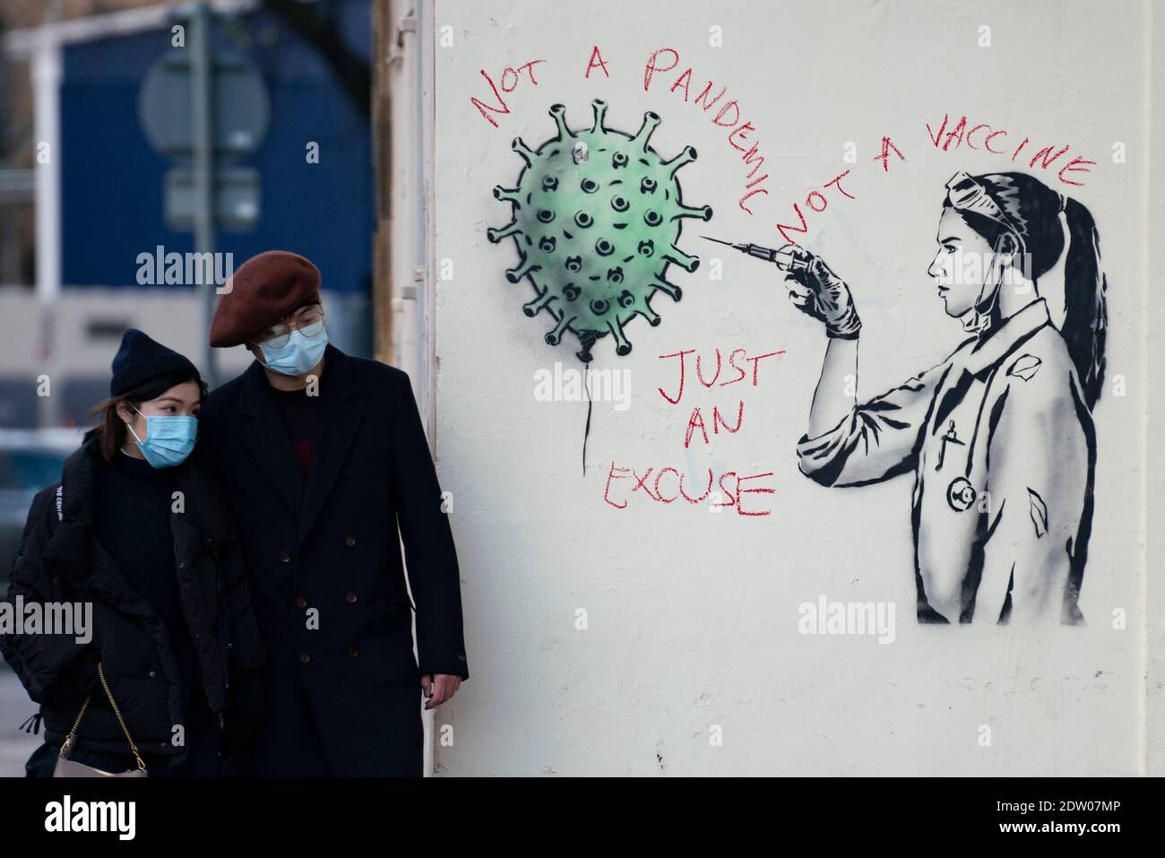 Street Art von Covid-19 Impfung von Street Artist The Rebel Bear in Edinburgh wird durch Anti-Impfproter vandalisiert Stockfoto