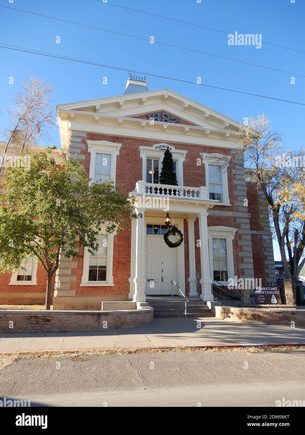 Tombstone, AZ. USA 12/15/2020. Cochise County Courthouse 1882. Jetzt Teil des Tombstone State Historic Park. Heimat des Sheriffs, der Blockflöte, des Schatzmeisters. Stockfoto