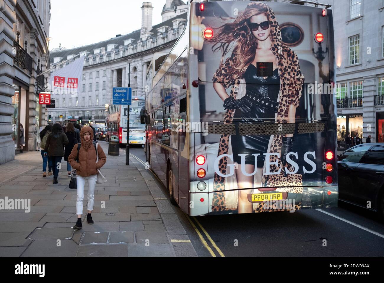 Shopper in Londons Regent Street Stockfoto