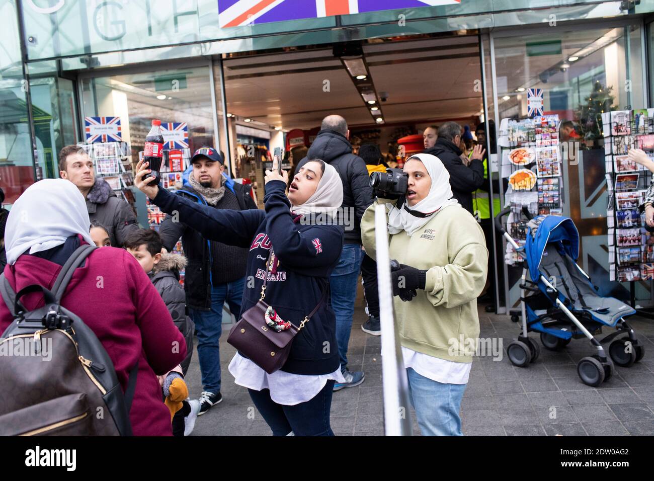 Ein Selfie wird auf der Straße fotografiert Stockfoto