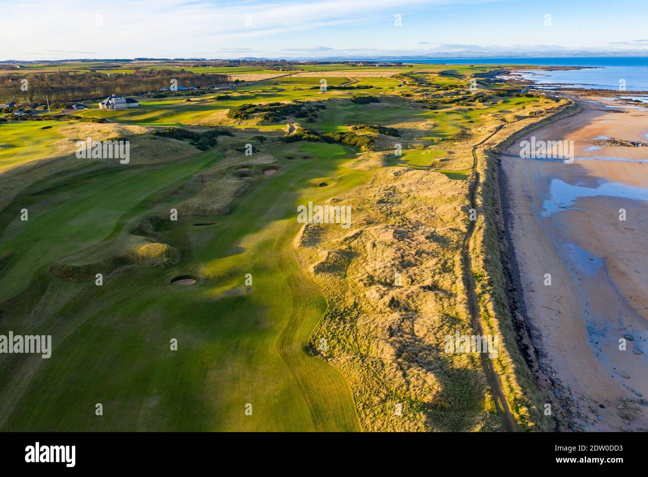Luftaufnahme von Kingsbarns Links Golfplatz außerhalb von St Andrews in Fife, Schottland, Großbritannien Stockfoto