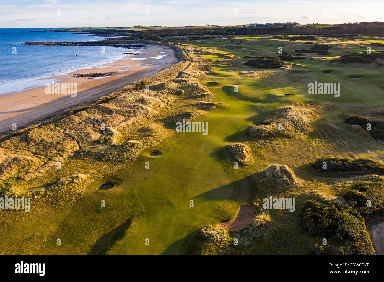 Luftaufnahme von Kingsbarns Links Golfplatz außerhalb von St Andrews in Fife, Schottland, Großbritannien Stockfoto