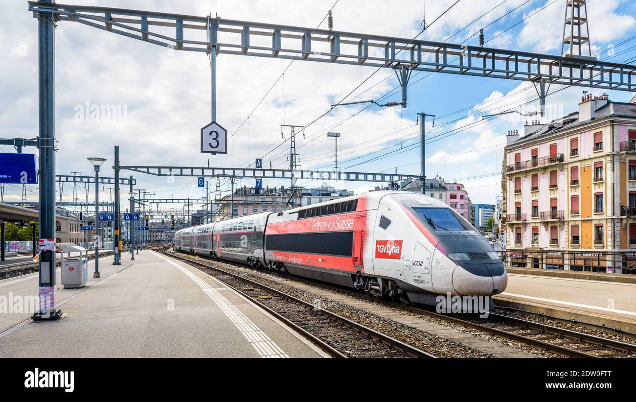Ein TGV-Lyria-Hochgeschwindigkeitszug verlässt den Bahnhof Genf. Stockfoto