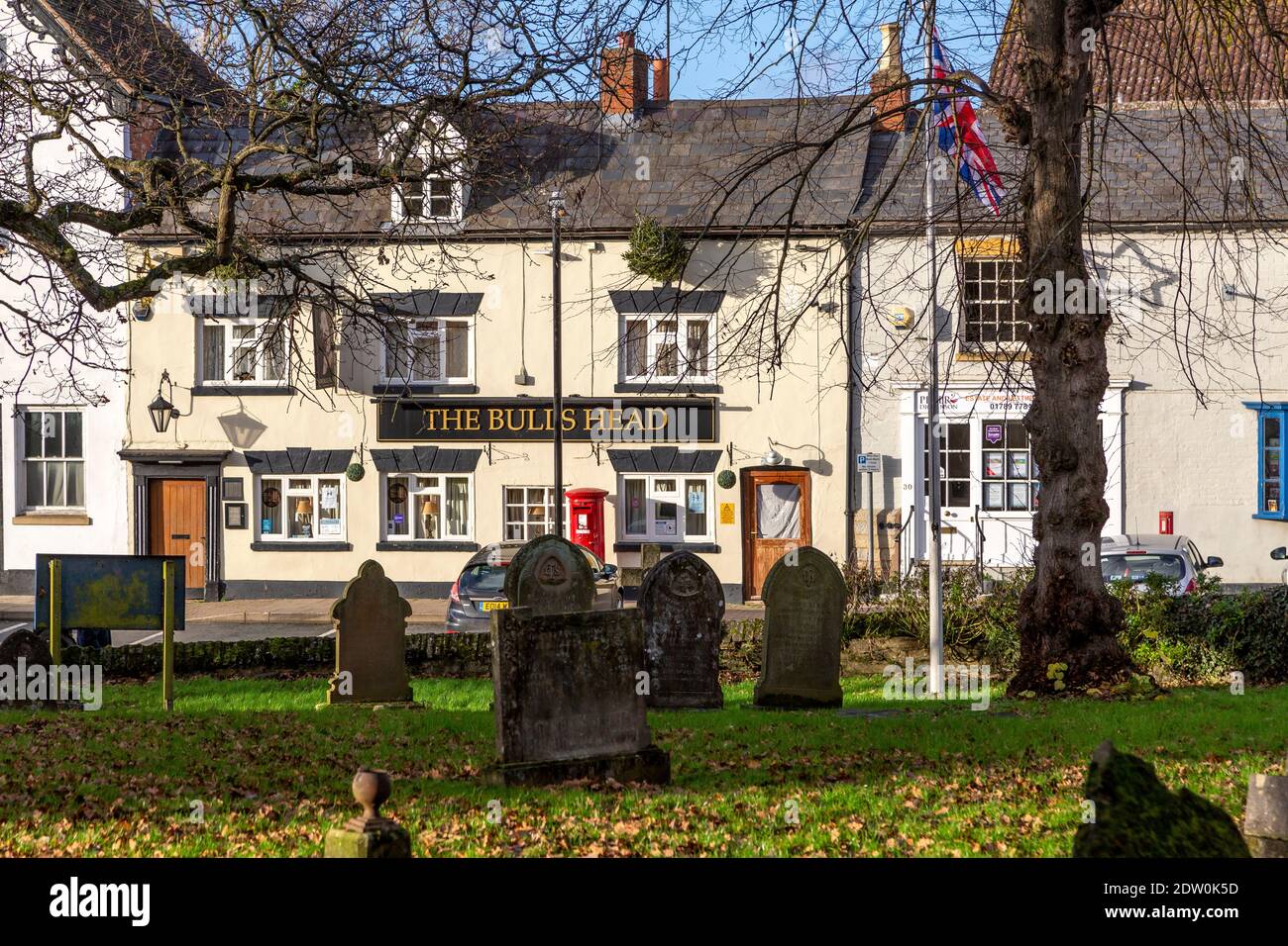 Blick auf den Pub Bulls Head vom Kirchgelände in Bidford auf Avon. Stockfoto