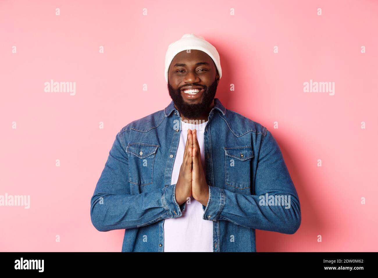 Sagt Man Schwarzer Oder Farbiger Glücklich lächelnd Schwarzer Mann, der danke sagt, die Hände in Gebet