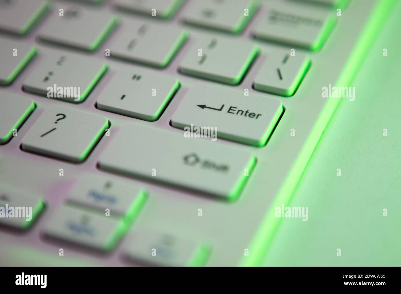 Nahaufnahme einer grün markierten Eingabetaste Eine Computertastatur Stockfoto