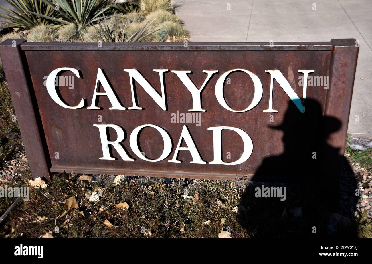 Ein Schild in Santa Fe, New Mexico, kennzeichnet den Eingang zur Canyon Road der Stadt, die für ihre Dutzende oder Kunstgalerien berühmt ist. Stockfoto