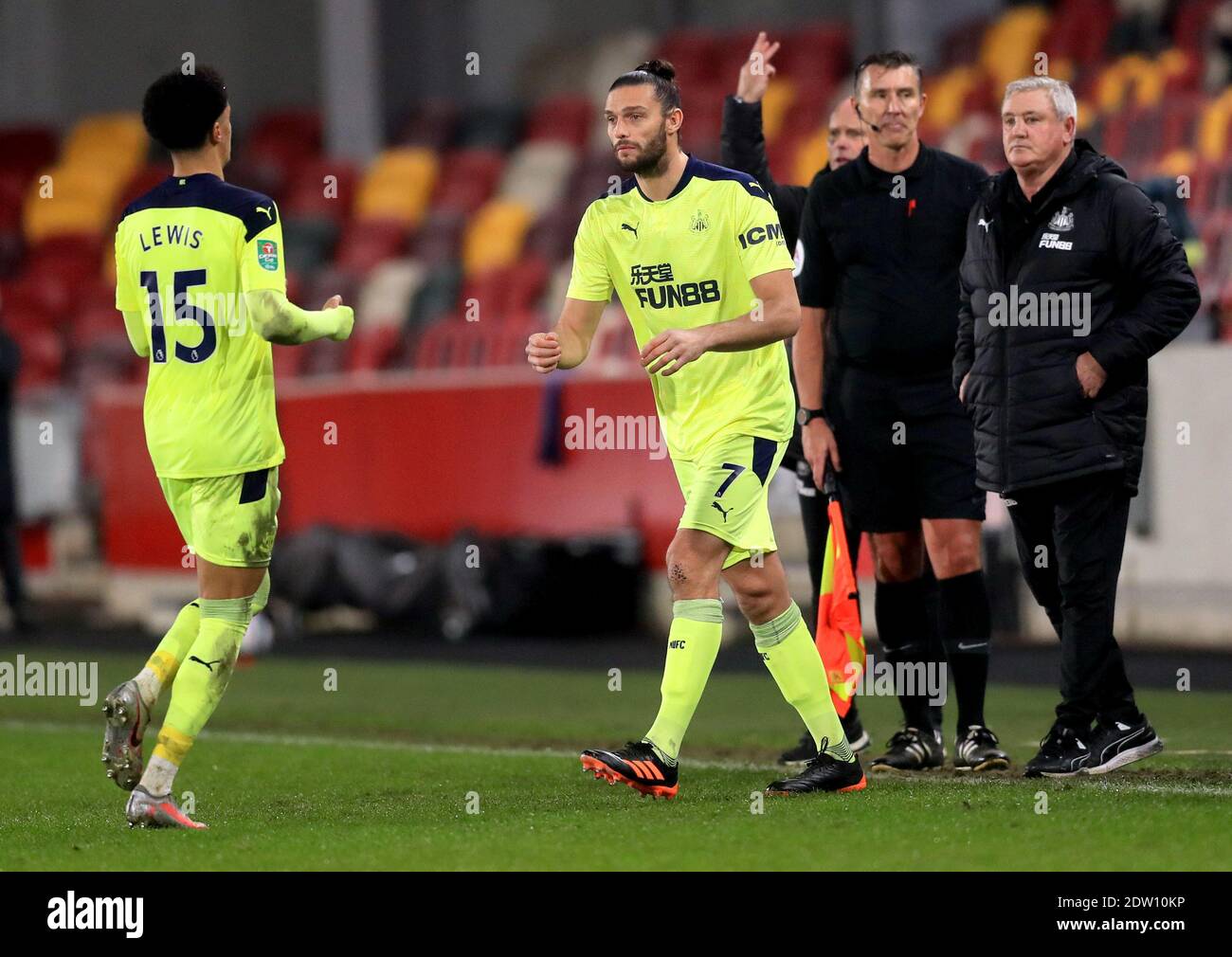 Jamal Lewis (links) von Newcastle United wird während des Carabao Cup, Quarter Final Matches im Brentford Community Stadium, London, durch Andy Carroll ersetzt. Stockfoto