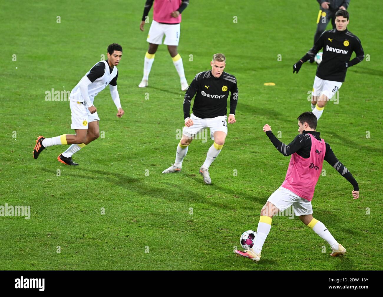 Braunschweig, Deutschland. Dezember 2020. Steffen Tigges (BVB) beim Aufwärmen vor dem Spiel. GES/Fußball/DFB-Pokal: 2. Runde: Eintracht Braunschweig (Braunschweig) - Borussia Dortmund, 22. Dezember 2020 Fußball/Fußball: DFB-Pokal: 2. Runde: Eintracht Braunschweig vs Borussia Dortmund, Braunschweig, 22. Dezember 2020 Quelle: dpa/Alamy Live News Stockfoto