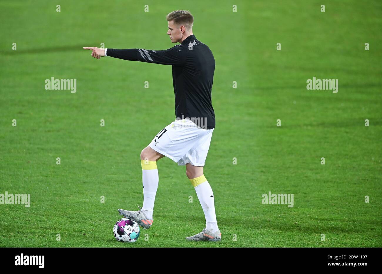 Braunschweig, Deutschland. Dezember 2020. Steffen Tigges (BVB) beim Aufwärmen vor dem Spiel. GES/Fußball/DFB-Pokal: 2. Runde: Eintracht Braunschweig (Braunschweig) - Borussia Dortmund, 22. Dezember 2020 Fußball/Fußball: DFB-Pokal: 2. Runde: Eintracht Braunschweig vs Borussia Dortmund, Braunschweig, 22. Dezember 2020 Quelle: dpa/Alamy Live News Stockfoto