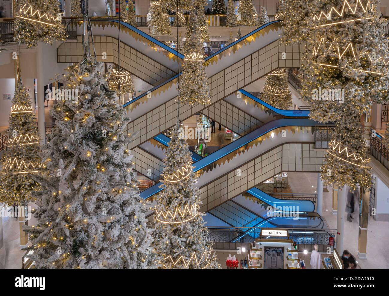 Paris, Frankreich - 12 21 2020: Der Bon Marché Laden mit seinen unglaublichen Treppen und Weihnachtsdekorationen in der Covid Periode Stockfoto