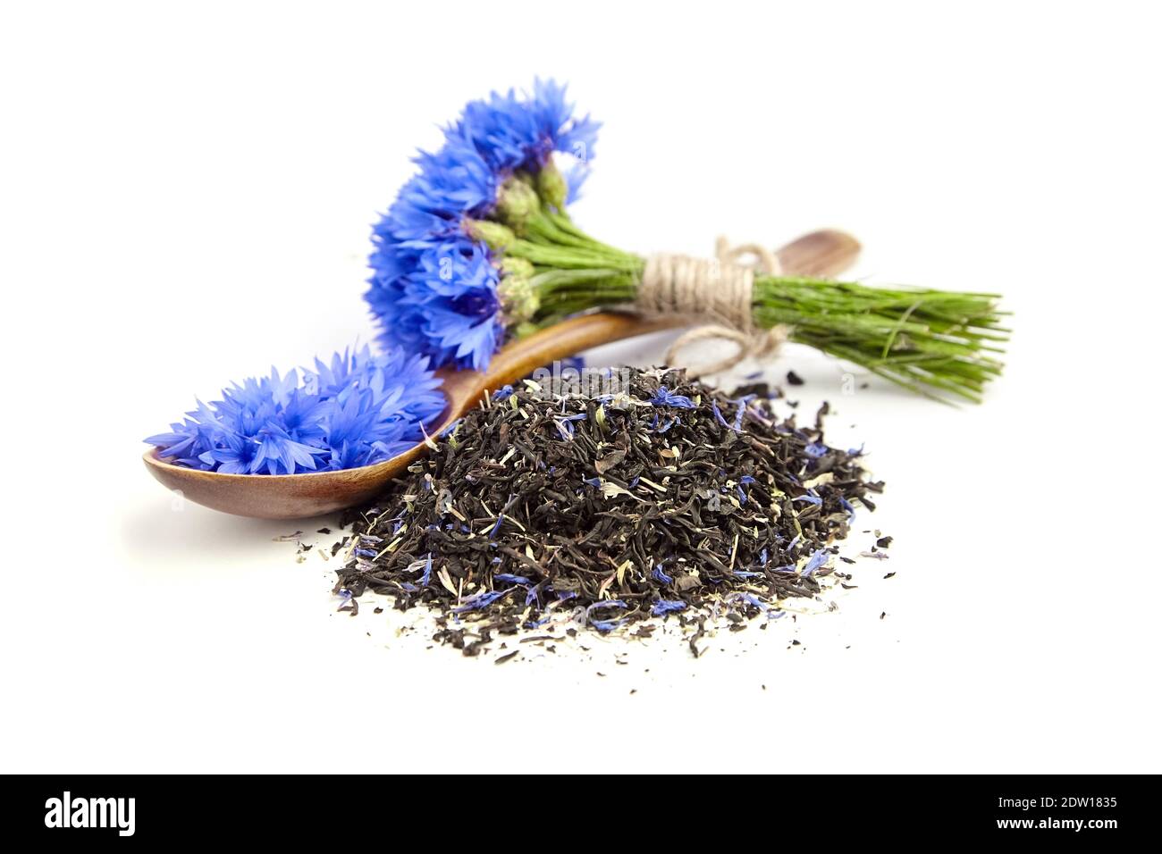 Kräuter-und schwarzen Tee Mischung Haufen mit frischen Kornblumen isoliert auf weißem Hintergrund. Stockfoto