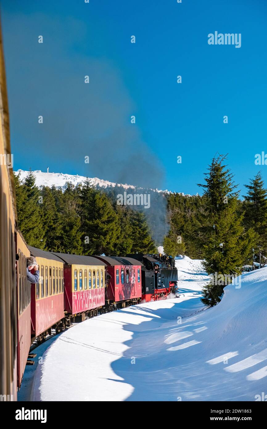 Nationalpark Harz Deutschland, Dampfzug auf dem Weg nach Brocken durch die Winterlandschaft, berühmte Dampfbahn durch den Winterberg. Brocken, Nationalpark Harz in Deutschland Europa Stockfoto