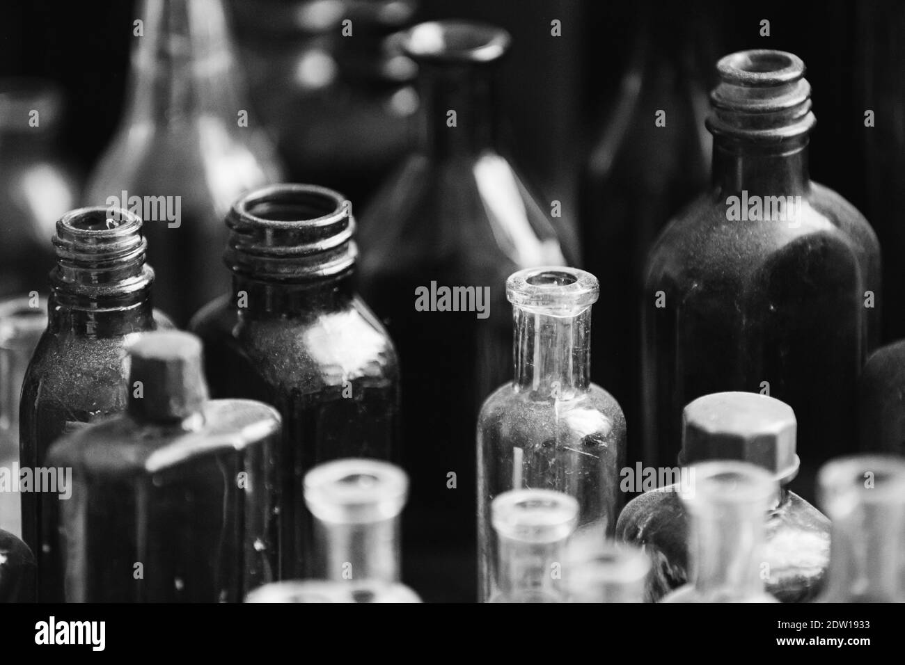 Viele Alte Deutsch Vintage Medical Glas Kapazität. Detail Der Retro Chemical Pharmaceutical Science Erforscht. Kleine Flaschen Verschiedene Größen Von Zeiten Stockfoto