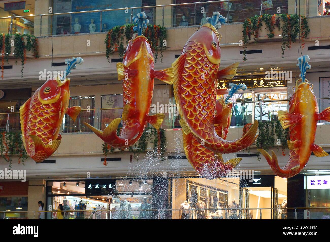 Einkaufszentrum in Anshan. Riesige Goldfische sind die Dekoration des Einkaufszentrums. Anshan, Provinz Liaoning, China, Asien. Stockfoto