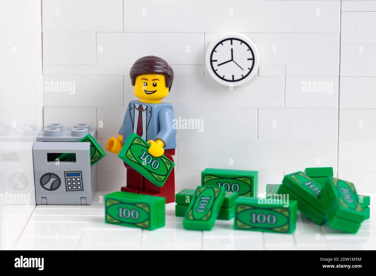 Tambow, Russische Föderation - 22. Dezember 2020 Lego businesssperson minifigur Geld in einen Safe, der in seinem Büro ist. Stockfoto