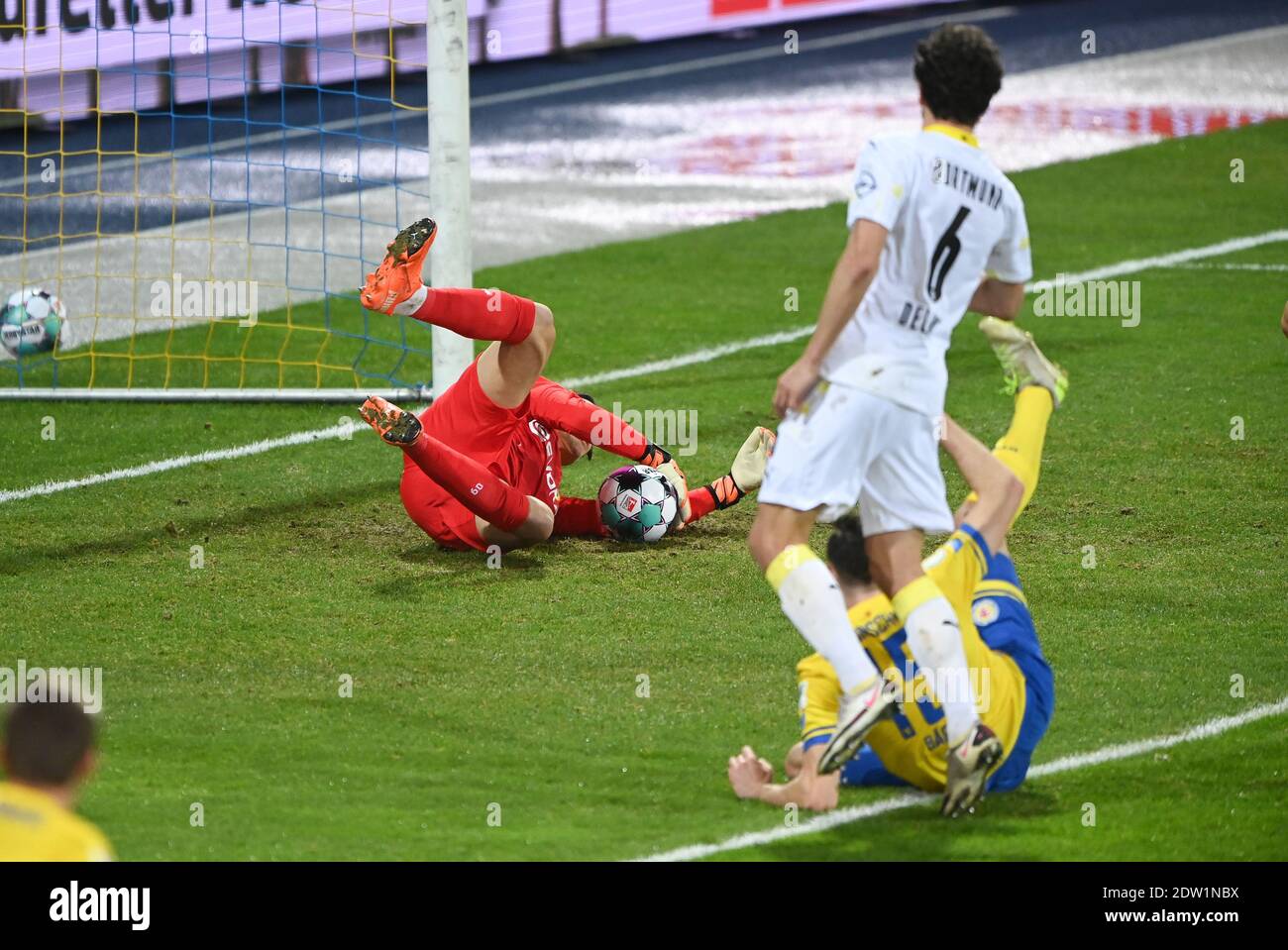 Braunschweig, Deutschland. Dezember 2020. Marcel Baer (Braunschweig) vergibt eine Chance gegen den Torwart Roman Buerki (BVB). GES/Fußball/DFB-Pokal: 2. Runde: Eintracht Braunschweig (Braunschweig) - Borussia Dortmund, 22. Dezember 2020 Fußball/Fußball: DFB-Pokal: 2. Runde: Eintracht Braunschweig vs Borussia Dortmund, Braunschweig, 22. Dezember 2020 Quelle: dpa/Alamy Live News Stockfoto