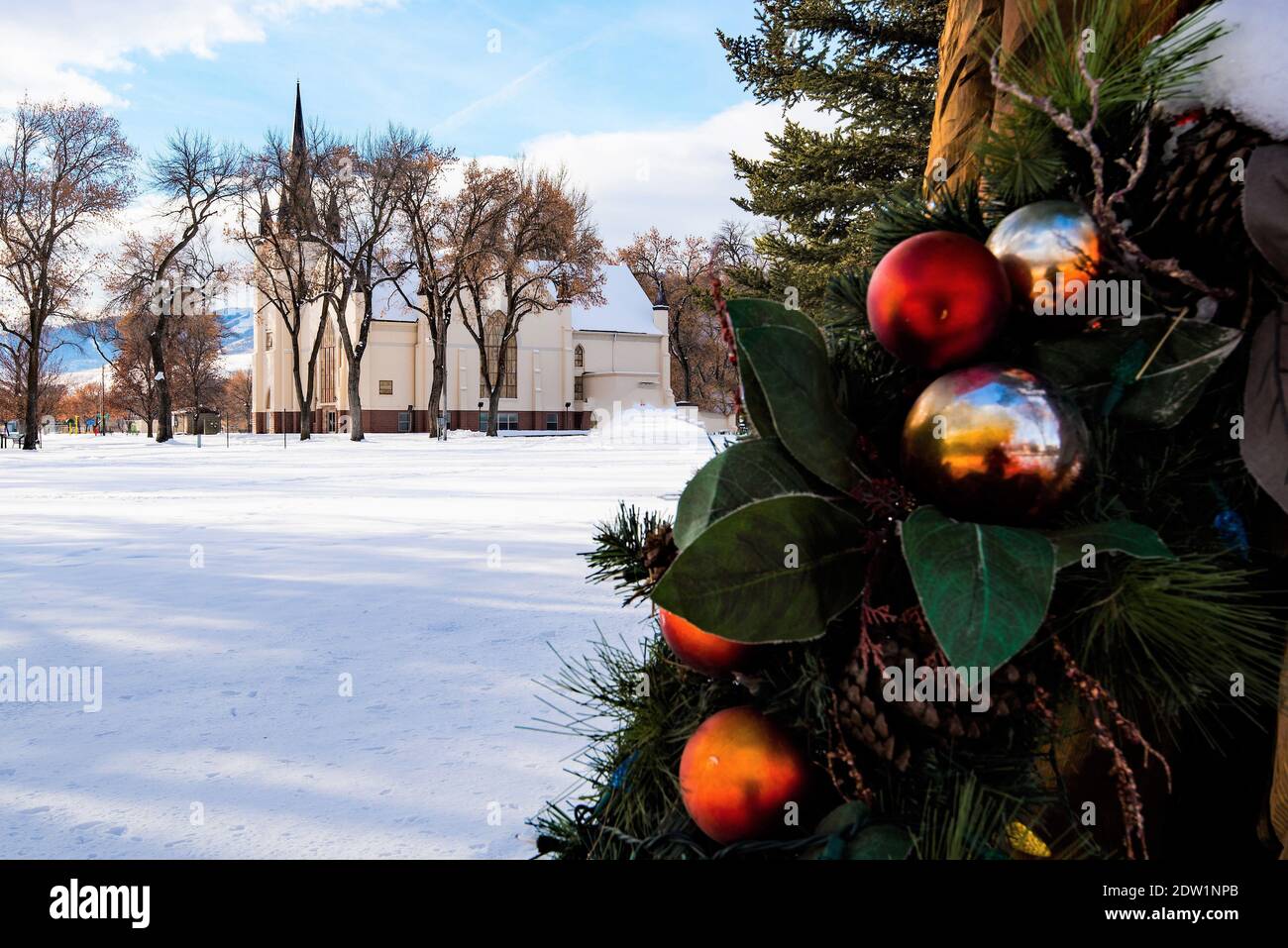 Nahaufnahme des Feiertagskranzes mit alter LDS Kirche im Hintergrund. Stockfoto