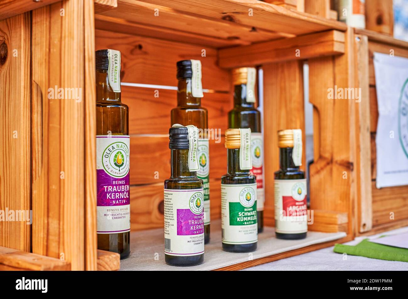 Berlin, Deutschland - 19. März 2020: Ein Holzmarktstand, der Flaschen mit verschiedenen Speiseölen verkauft. Stockfoto