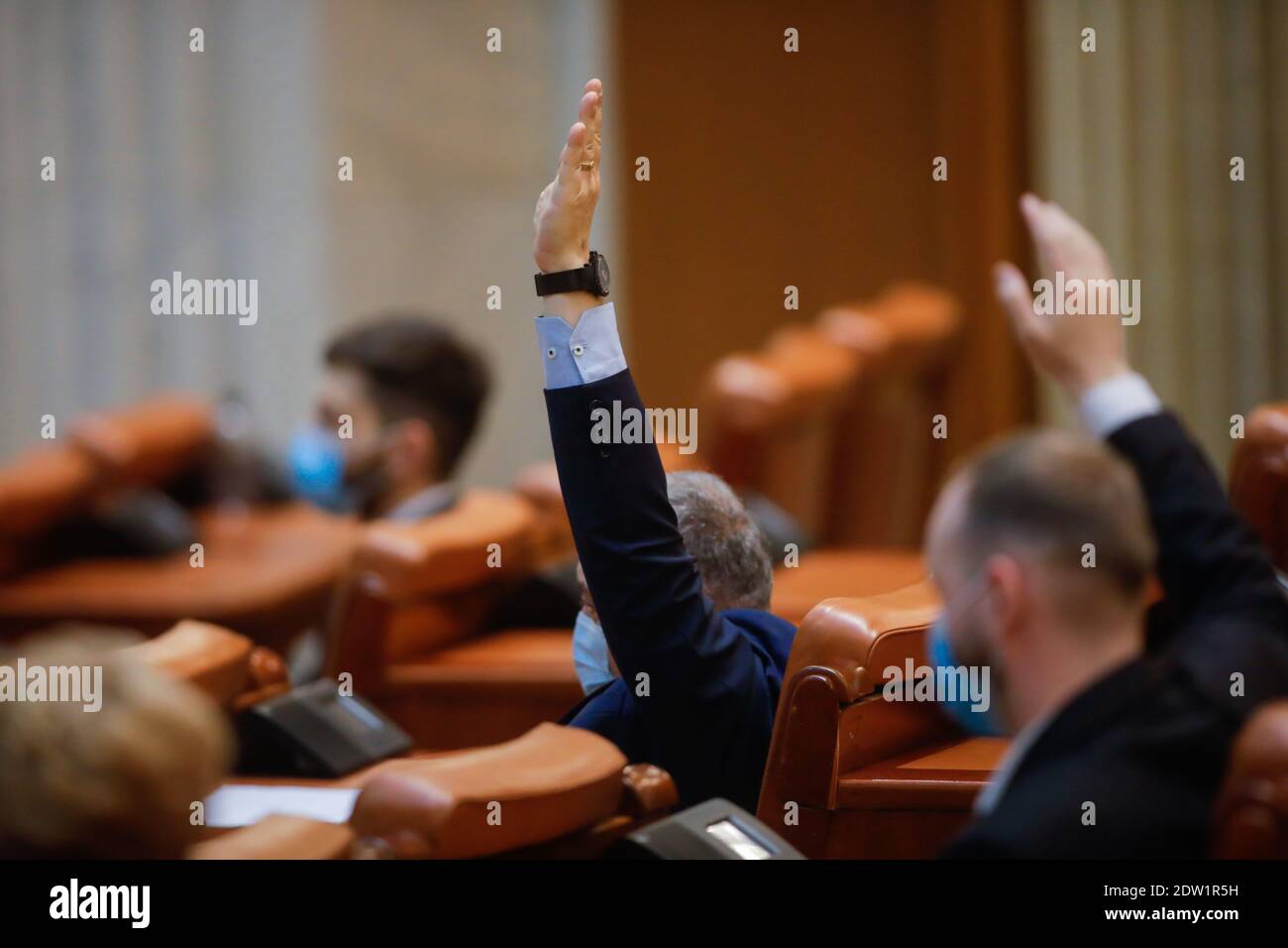 Bukarest, Rumänien - 22. Dezember 2020: Rumänische Abgeordnete stimmen in einer Vollversammlung der Abgeordnetenkammer über Gesetzesentwürfe ab. Stockfoto