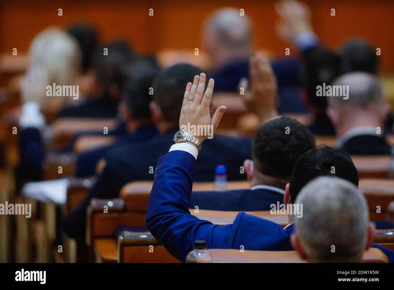Bukarest, Rumänien - 22. Dezember 2020: Rumänische Abgeordnete stimmen in einer Vollversammlung der Abgeordnetenkammer über Gesetzesentwürfe ab. Stockfoto