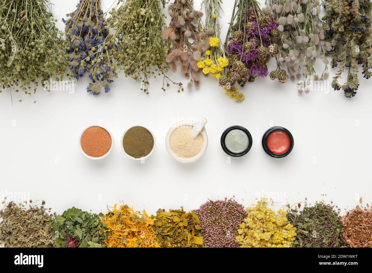 Tiefenreinigung kosmetisches Pulver mit Heilkräutern, Haferflocken und Ton, Gläser Gesichtsmaske für die Gesichtsreinigung. Bio-Hautpflegeprodukt, Körperreinigung Stockfoto