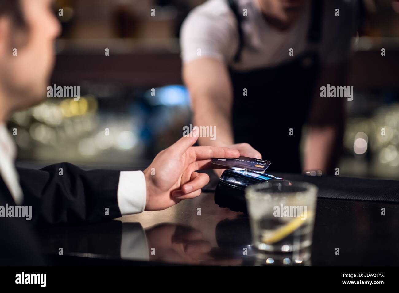 Der Barkeeper akzeptiert die Zahlung per Kreditkarte an der Bar. Stockfoto