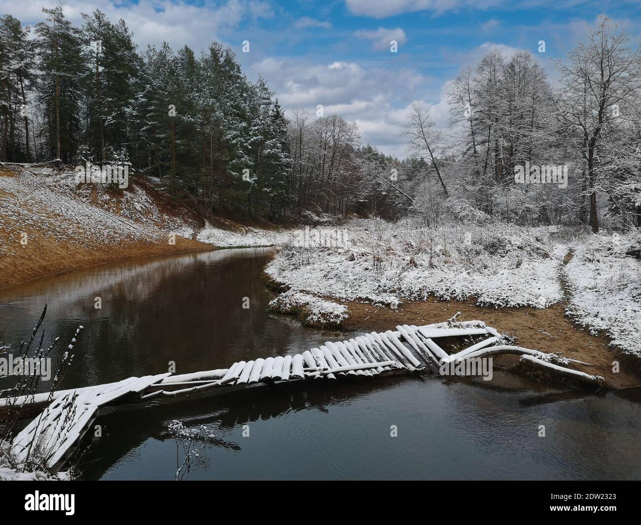 Schöne Winterlandschaft des Waldflusses mit Brücke, Weißrussland. Hochwertige Fotos per Telefon. Stockfoto