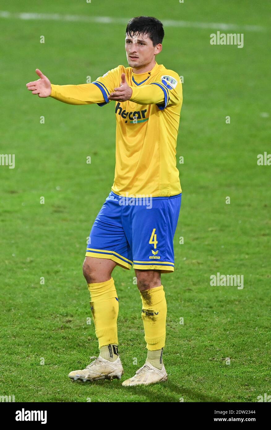 Braunschweig, Deutschland. Dezember 2020. Jannis Nikolaou (Braunschweig) gestikuliert. GES/Fußball/DFB-Pokal: 2. Runde: Eintracht Braunschweig (Braunschweig) - Borussia Dortmund, 22. Dezember 2020 Fußball/Fußball: DFB-Pokal: 2. Runde: Eintracht Braunschweig vs Borussia Dortmund, Braunschweig, 22. Dezember 2020 Quelle: dpa/Alamy Live News Stockfoto