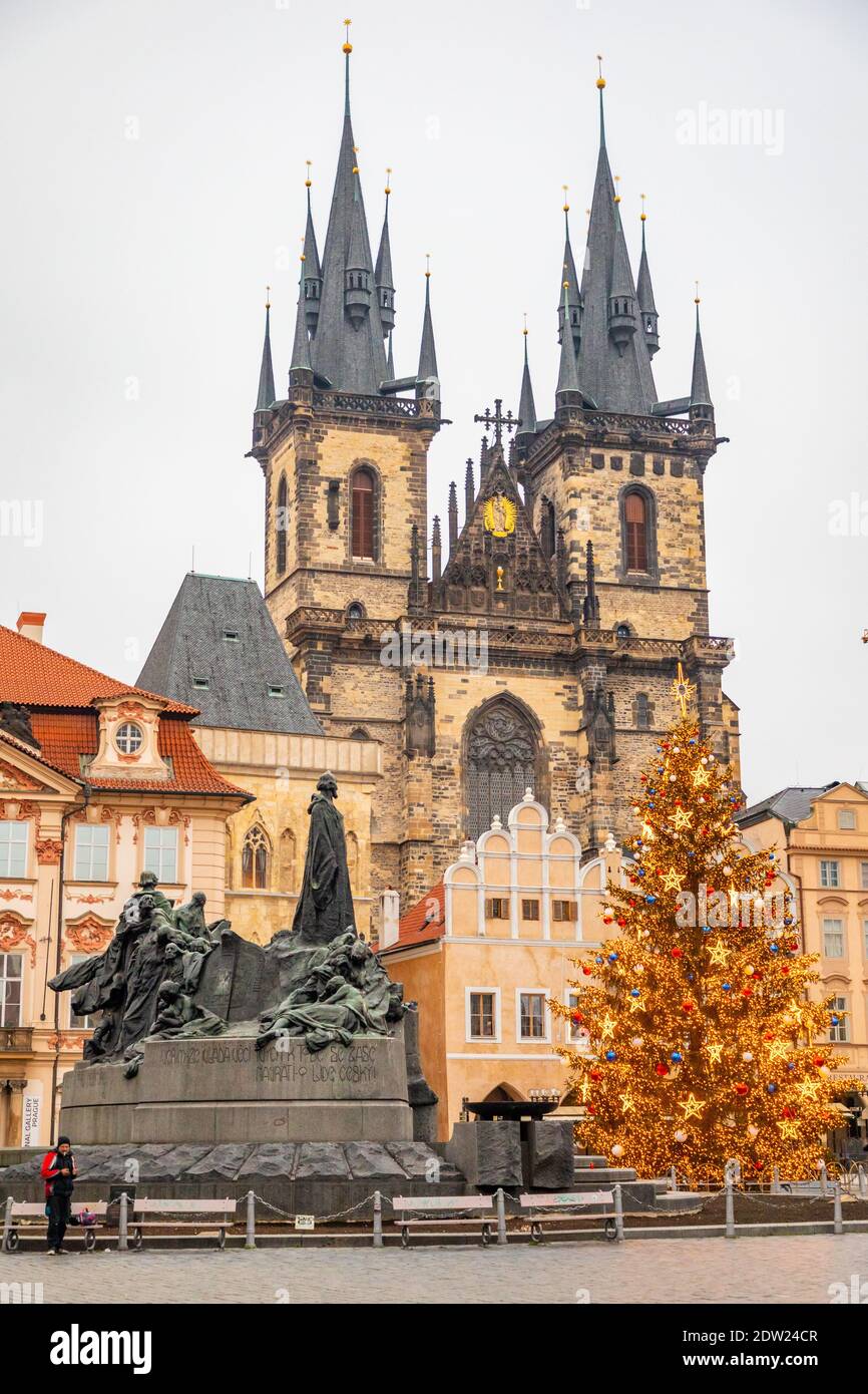 Prag, Tschechische Republik - 17.12.2020: Altstädter Ring zur Weihnachtszeit, Prag, Tschechische Republik. Frohes Neues Jahr 2021 Stockfoto