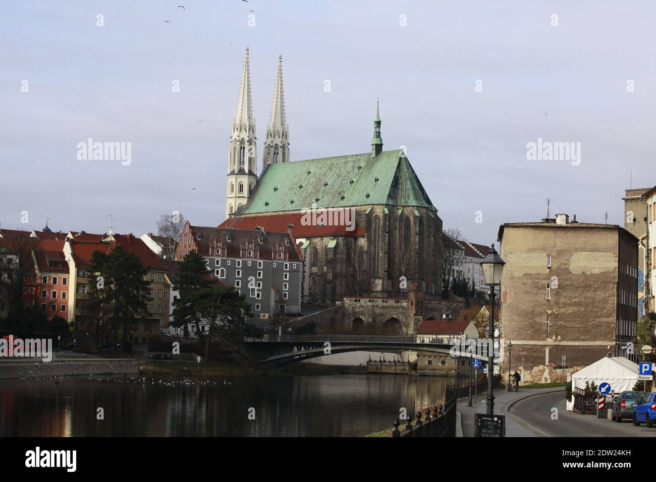 Die Pfarrkirche St. Peter und Paul in Görlitz, kurz Peterskirche genannt, thront über dem Neißetal und behindert durch ihr kupfergedecktes Hochdach Stockfoto