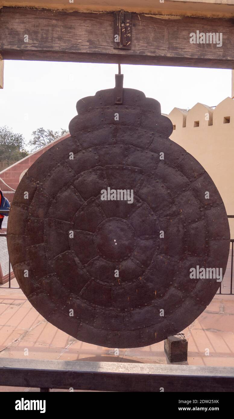 JAIPUR, INDIEN - 21. MÄRZ 2019: Nahaufnahme eines metallgongs bei jantar mantar in jaipur, indien Stockfoto