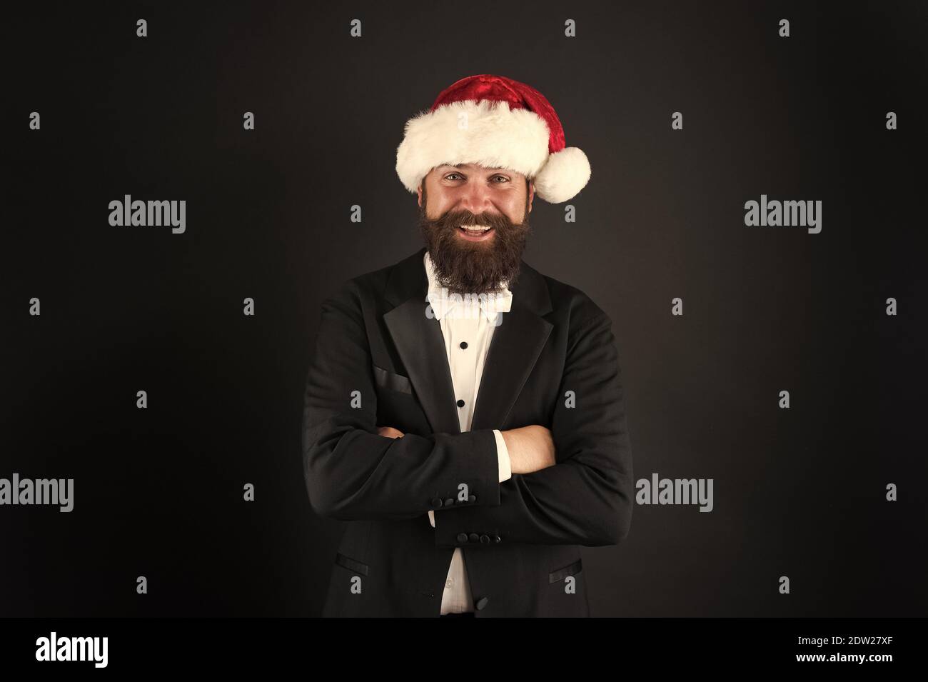 Ruhiges und glückliches neues Jahr. Happy Geschäftsmann feiern Weihnachten und neues Jahr. Bärtiger Mann glücklich lächelnde in Santa hat. Happy winter Urlaub. Frohe Weihnachten. Stockfoto