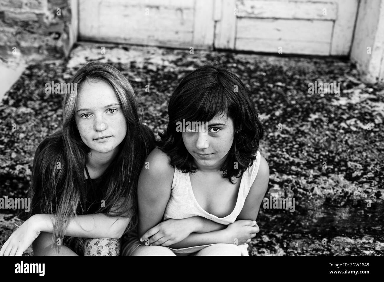 Zwei Teenager Freundinnen im Freien. Schwarzweiß-Foto. Stockfoto