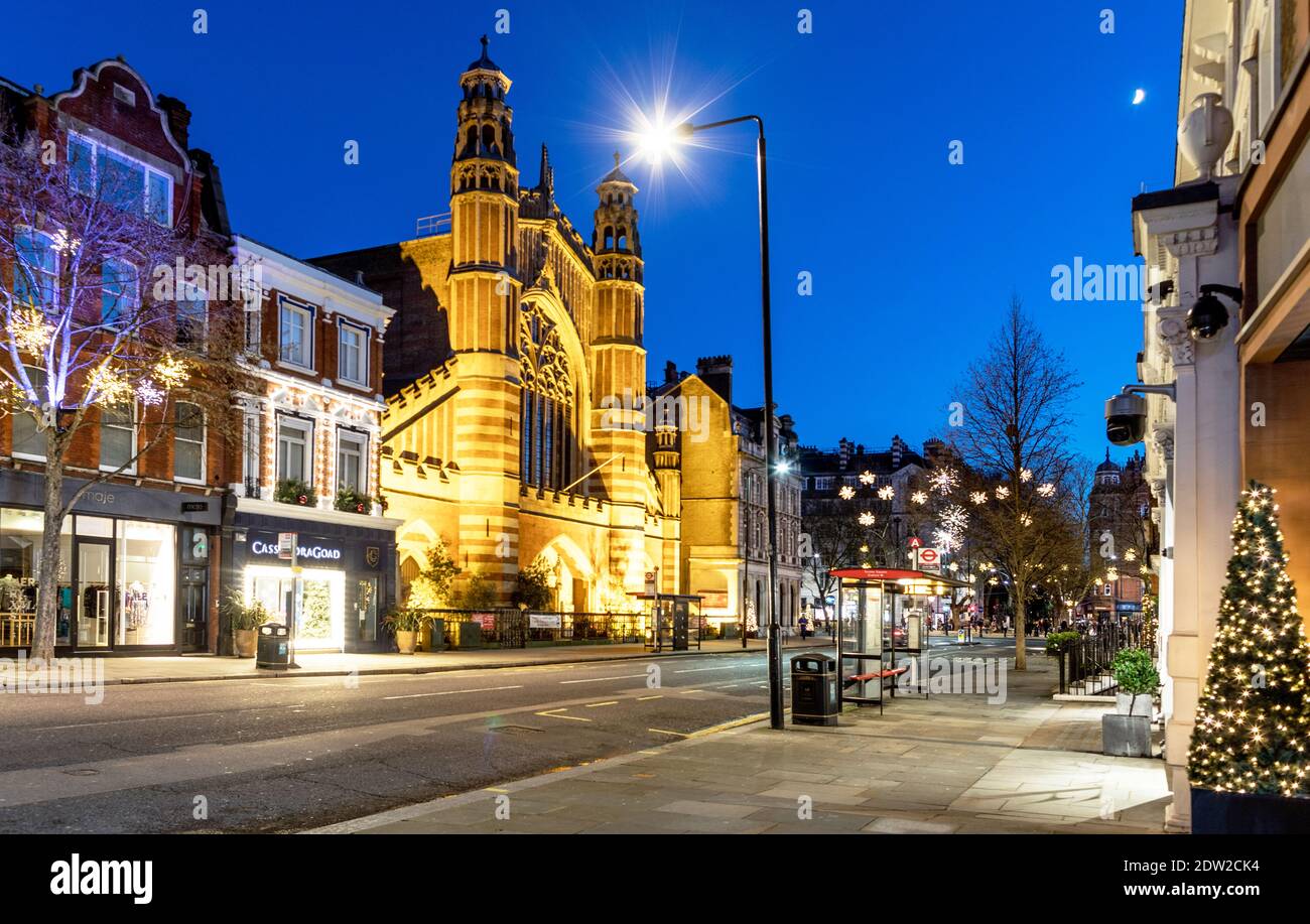 Weihnachtsschmuck in der Sloane Street London bei Nacht Stockfoto