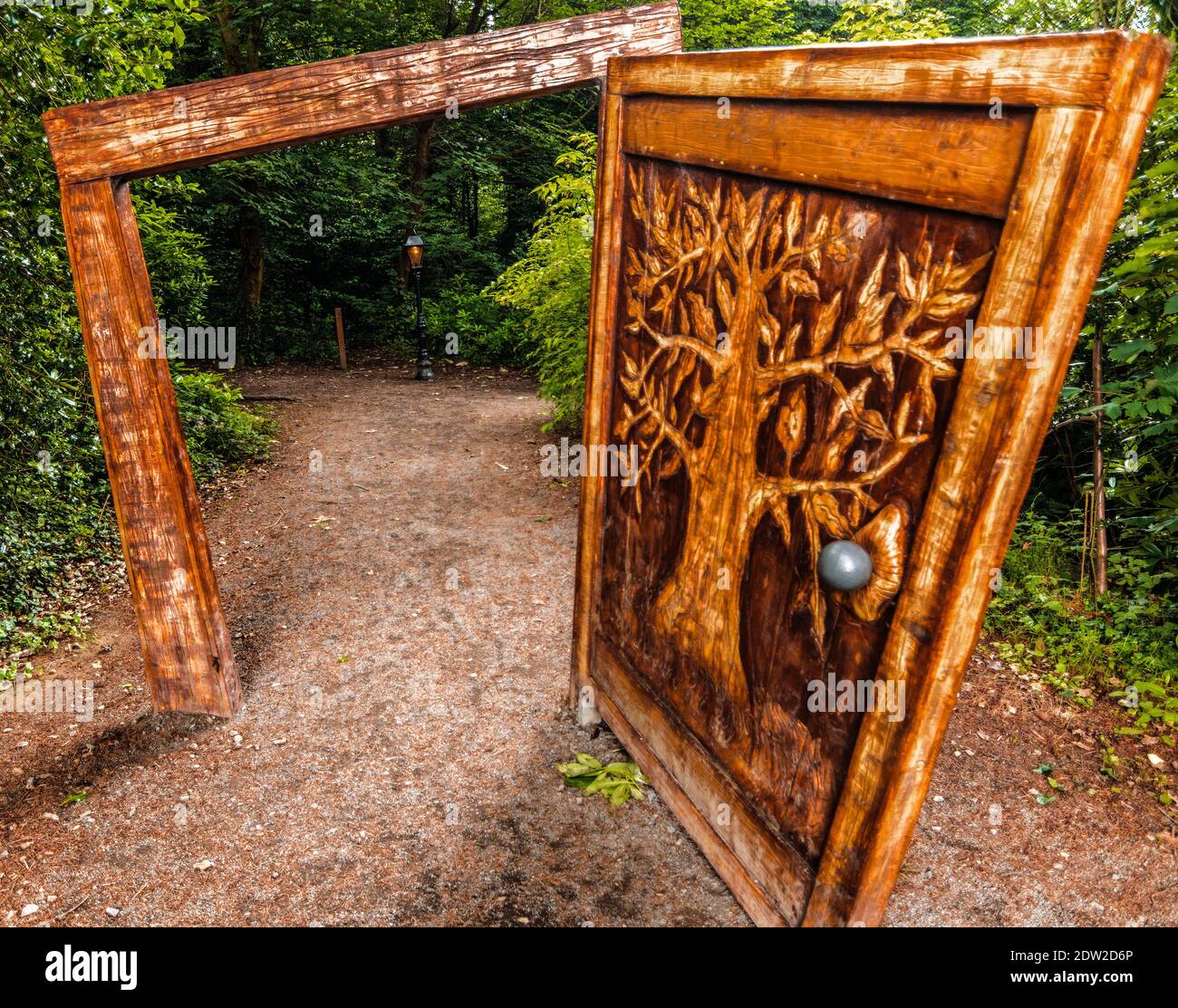 Der Weg und die hölzerne geschnitzte Tür in den Wald In Irland Stockfoto