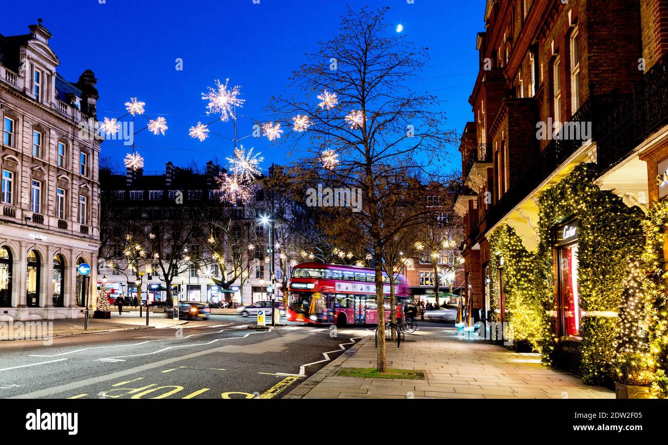 Weihnachtsschmuck in der Sloane Street London bei Nacht Stockfoto