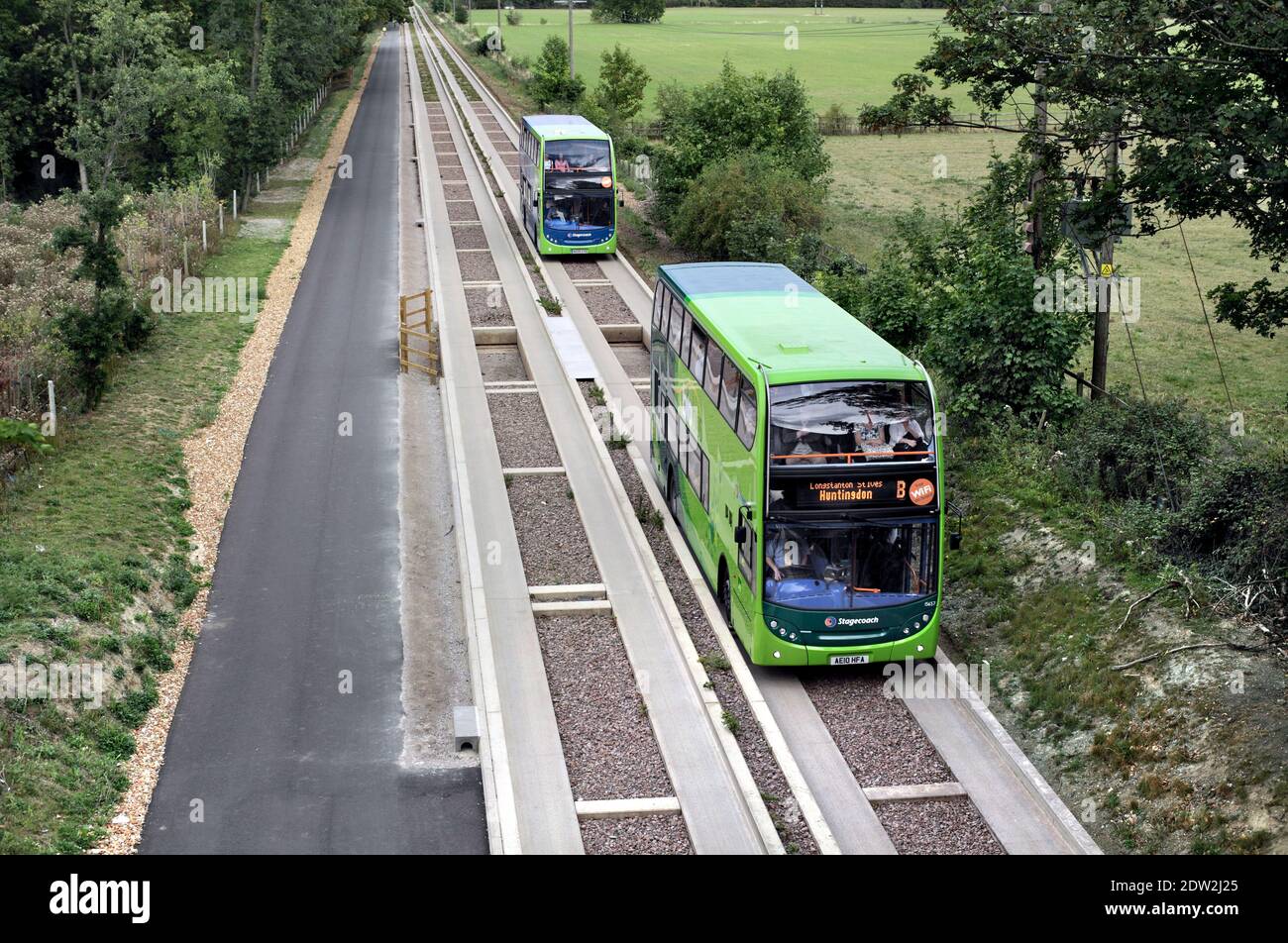 Zwei Doppeldeckerbusse auf der geführten Buslinie zwischen Cambridge und St. Ives. Stockfoto