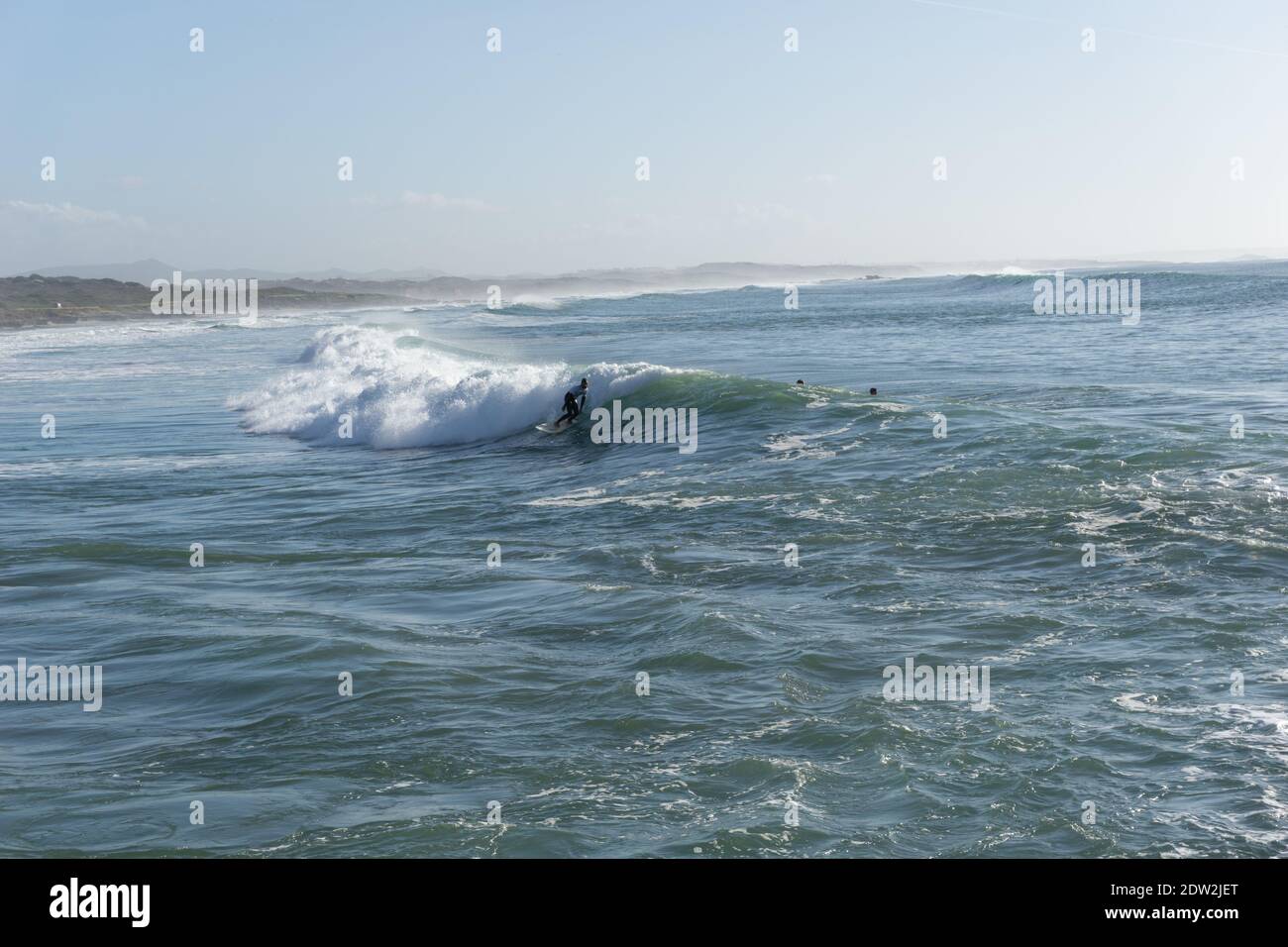 Sines, Portugal - 20. Dezember 2020: Surfer genießen eine Surfstunde am Sao Torpes Strand in Sines an der Alentejo Küste Stockfoto