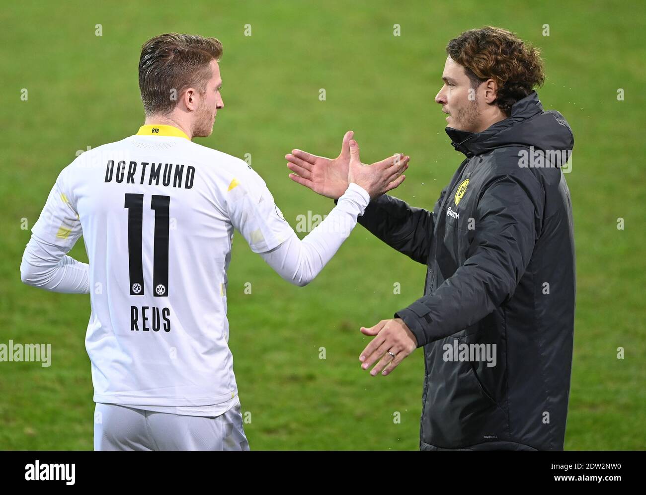 Braunschweig, Deutschland. 22. Dezember 2020. Trainer Edin Terzic (BVB) ersetzt Marco Reus (BVB). GES/Fußball/DFB-Pokal: 2. Runde: Eintracht Braunschweig (Braunschweig) - Borussia Dortmund, 22. Dezember 2020 Fußball/Fußball: DFB-Pokal: 2. Runde: Eintracht Braunschweig vs Borussia Dortmund, Braunschweig, 22. Dezember 2020 Quelle: dpa/Alamy Live News Stockfoto