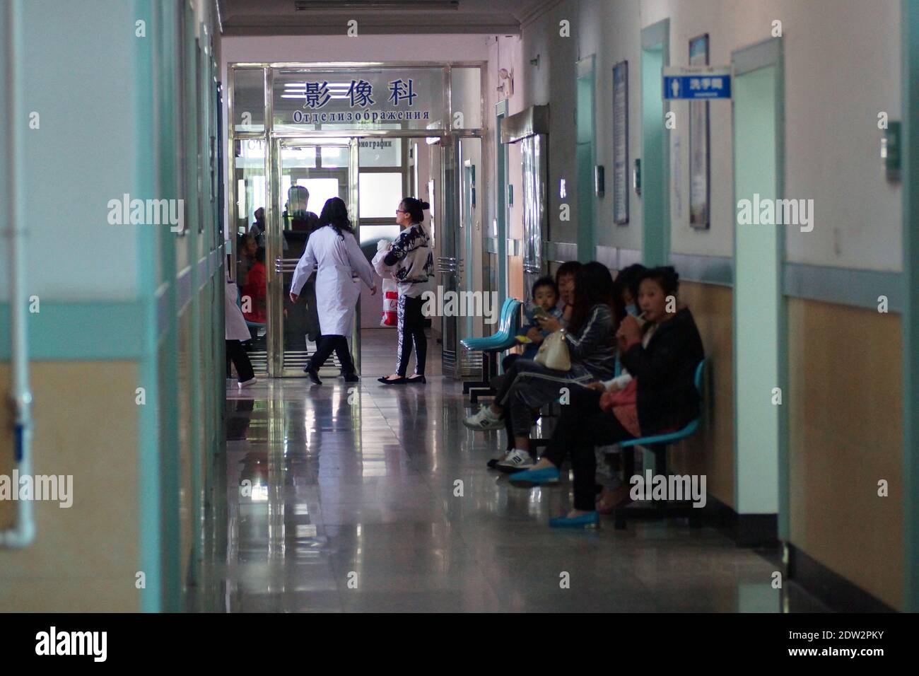 In den Fluren eines chinesischen Krankenhauses. Die Patienten warten auf einen Termin. Tanggangzi Krankenhaus. Anshan, Provinz Liaoning, China, Asien. Stockfoto