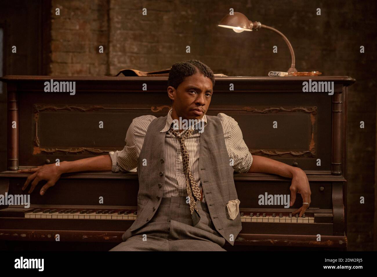VERÖFFENTLICHUNGSDATUM: 18. Dezember 2020 TITEL: MA Rainey's Black Bottom STUDIO: Netflix REGIE: George C. Wolfe PLOT: Chicago, 1927. Eine Aufnahmesitzung. Die Spannungen zwischen Ma Rainey, ihrem ambitionierten Hornspieler, und dem weißen Management, das entschlossen ist, die unkontrollierbare "Mutter des Blues" zu kontrollieren, steigen. Basierend auf dem Theaterstück des Pulitzer-Preisträgers August Wilson. HAUPTROLLE: CHADWICK BOSEMAN als Levee. (Bild: © Netflix/Entertainment Pictures) Stockfoto