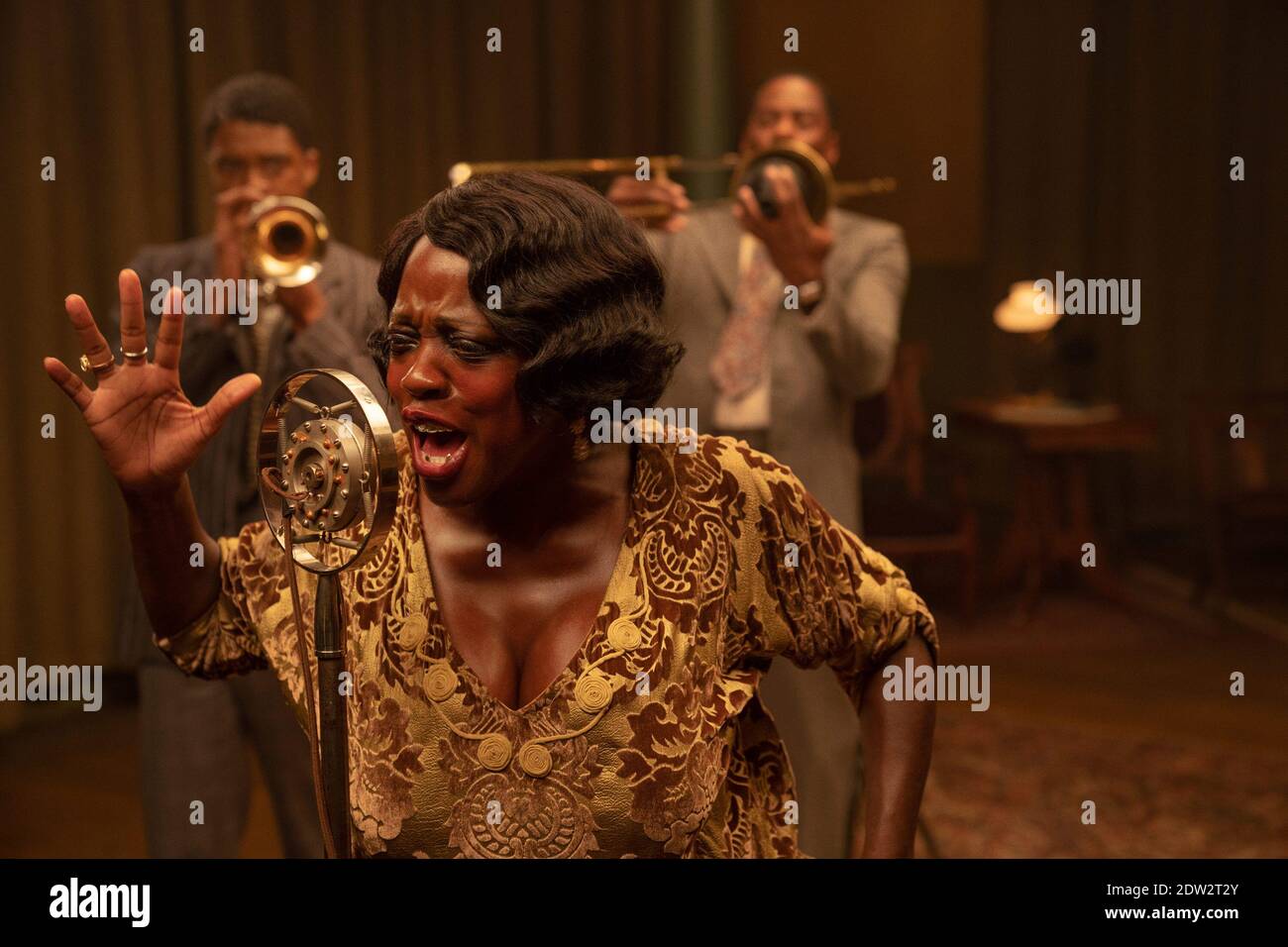 VERÖFFENTLICHUNGSDATUM: 18. Dezember 2020 TITEL: MA Rainey's Black Bottom STUDIO: Netflix REGIE: George C. Wolfe PLOT: Chicago, 1927. Eine Aufnahmesitzung. Die Spannungen zwischen Ma Rainey, ihrem ambitionierten Hornspieler, und dem weißen Management, das entschlossen ist, die unkontrollierbare "Mutter des Blues" zu kontrollieren, steigen. Basierend auf dem Theaterstück des Pulitzer-Preisträgers August Wilson. MIT CHADWICK BOSEMAN als Levee, VIOLA DAVIS als Ma Rainey, COLMAN DOMINGO als Cutler. (Bild: © Netflix/Entertainment Pictures) Stockfoto