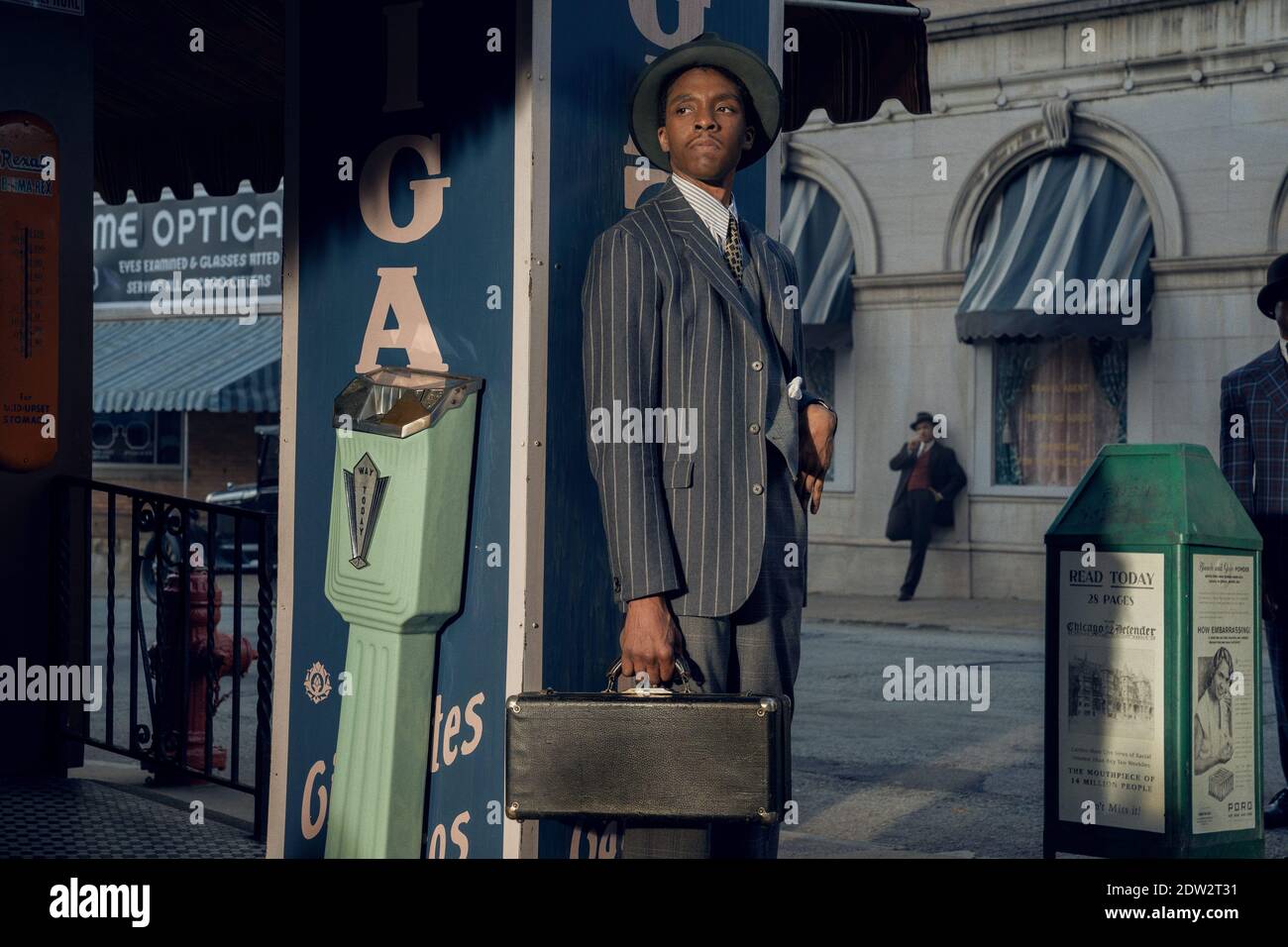 VERÖFFENTLICHUNGSDATUM: 18. Dezember 2020 TITEL: MA Rainey's Black Bottom STUDIO: Netflix REGIE: George C. Wolfe PLOT: Chicago, 1927. Eine Aufnahmesitzung. Die Spannungen zwischen Ma Rainey, ihrem ambitionierten Hornspieler, und dem weißen Management, das entschlossen ist, die unkontrollierbare "Mutter des Blues" zu kontrollieren, steigen. Basierend auf dem Theaterstück des Pulitzer-Preisträgers August Wilson. HAUPTROLLE: CHADWICK BOSEMAN als Levee. (Bild: © Netflix/Entertainment Pictures) Stockfoto