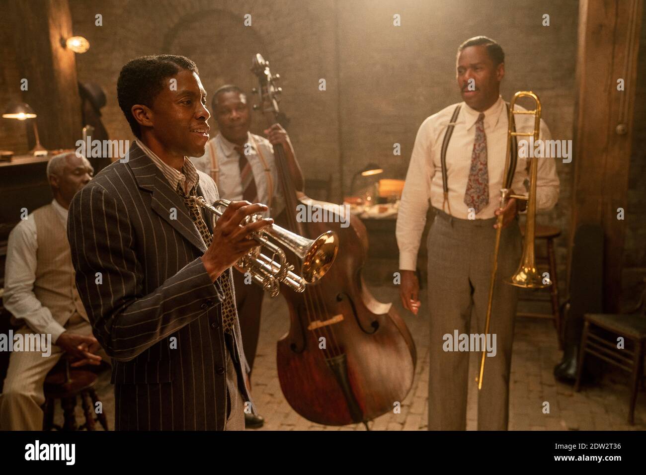 VERÖFFENTLICHUNGSDATUM: 18. Dezember 2020 TITEL: MA Rainey's Black Bottom STUDIO: Netflix REGIE: George C. Wolfe PLOT: Chicago, 1927. Eine Aufnahmesitzung. Die Spannungen zwischen Ma Rainey, ihrem ambitionierten Hornspieler, und dem weißen Management, das entschlossen ist, die unkontrollierbare "Mutter des Blues" zu kontrollieren, steigen. Basierend auf dem Theaterstück des Pulitzer-Preisträgers August Wilson. HAUPTROLLEN: GLYNN TURMAN als Toldeo, CHADWICK BOSEMAN als Levee, MICHAEL POTTS als Slow Drag, COLMAN DOMINGO als Cutler. (Bild: © Netflix/Entertainment Pictures) Stockfoto