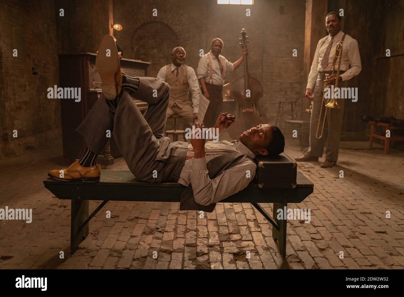 VERÖFFENTLICHUNGSDATUM: 18. Dezember 2020 TITEL: MA Rainey's Black Bottom STUDIO: Netflix REGIE: George C. Wolfe PLOT: Chicago, 1927. Eine Aufnahmesitzung. Die Spannungen zwischen Ma Rainey, ihrem ambitionierten Hornspieler, und dem weißen Management, das entschlossen ist, die unkontrollierbare "Mutter des Blues" zu kontrollieren, steigen. Basierend auf dem Theaterstück des Pulitzer-Preisträgers August Wilson. HAUPTROLLEN: CHADWICK BOSEMAN als Levee, GLYNN TURMAN als Toldeo, MICHAEL POTTS als Slow Drag, Colman Domingo als Cutler. (Bild: © Netflix/Entertainment Pictures) Stockfoto