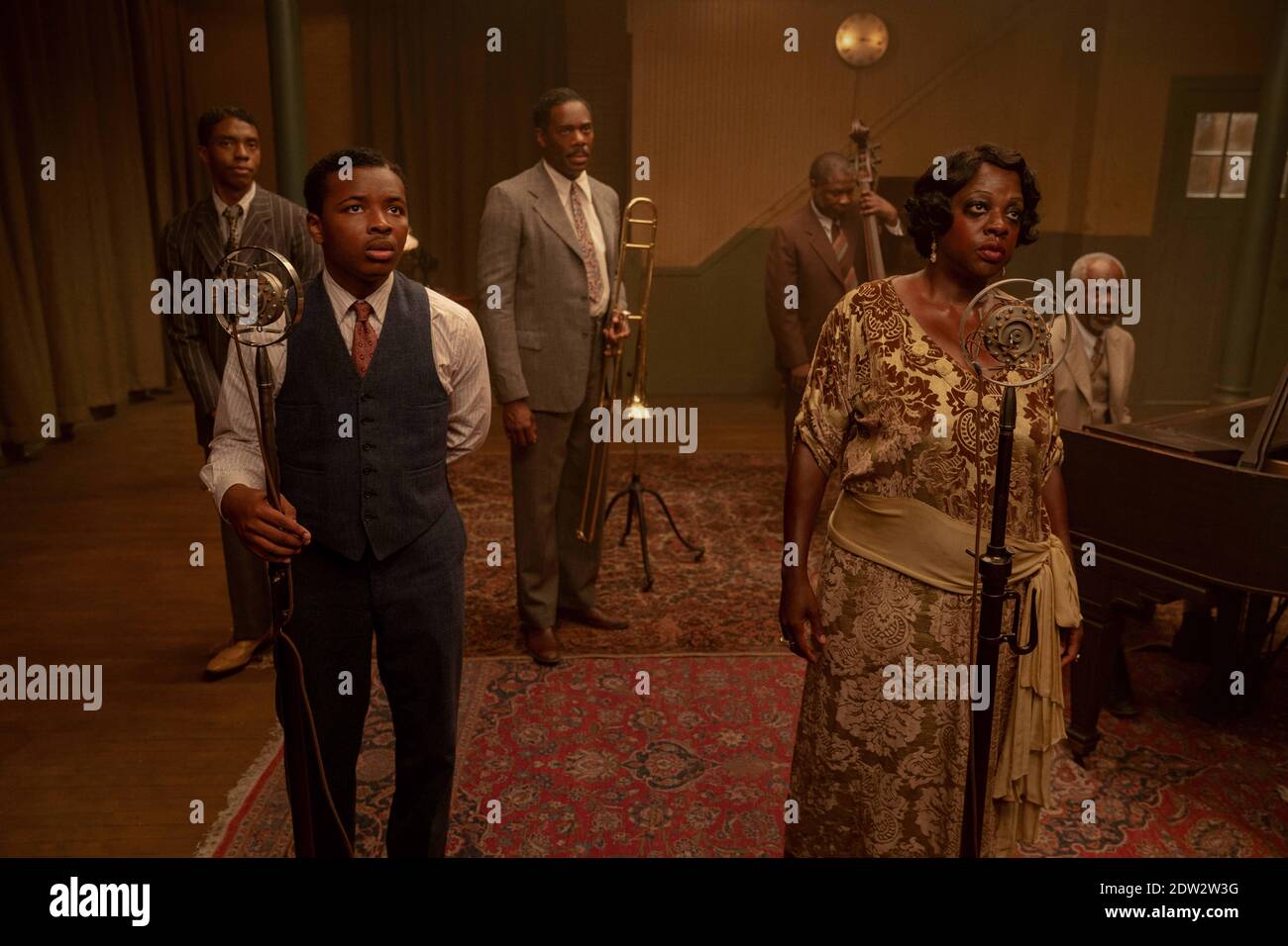 VERÖFFENTLICHUNGSDATUM: 18. Dezember 2020 TITEL: MA Rainey's Black Bottom STUDIO: Netflix REGIE: George C. Wolfe PLOT: Chicago, 1927. Eine Aufnahmesitzung. Die Spannungen zwischen Ma Rainey, ihrem ambitionierten Hornspieler, und dem weißen Management, das entschlossen ist, die unkontrollierbare "Mutter des Blues" zu kontrollieren, steigen. Basierend auf dem Theaterstück des Pulitzer-Preisträgers August Wilson. HAUPTROLLEN: CHADWICK BOSEMAN als Levee, DUSAN BROWN als Sylvester, COLMAN DOMINGO als Cutler, MICHAEL POTTS als Slow Drag, VIOLA DAVIS als Ma Rainey, GLYNN TURMAN als Toldeo. (Bild: © Netflix/Entertainment Pictures) Stockfoto